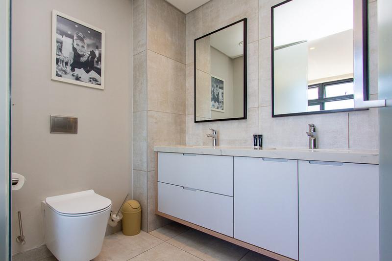 2 Bedroom Property for Sale in Sea Point Western Cape